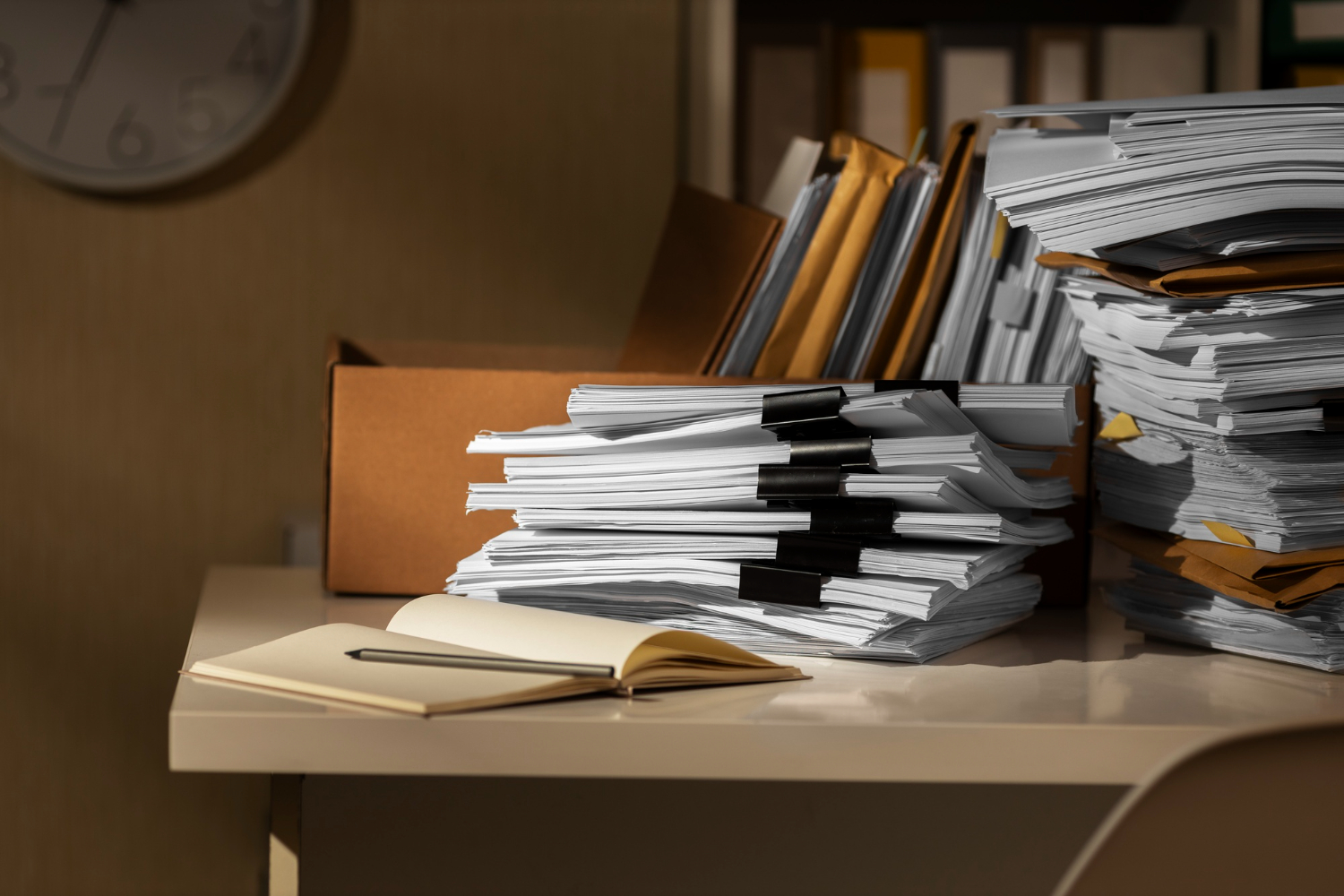 Bureau surchargé de dossiers juridiques chez altier-avocat en gironde, illustrant la gestion de gros volumes de documents