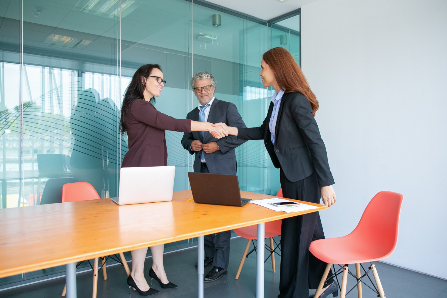 Réunion professionnelle chaleureuse chez altier-avocat en gironde dans une salle de réunion moderne et lumineuse