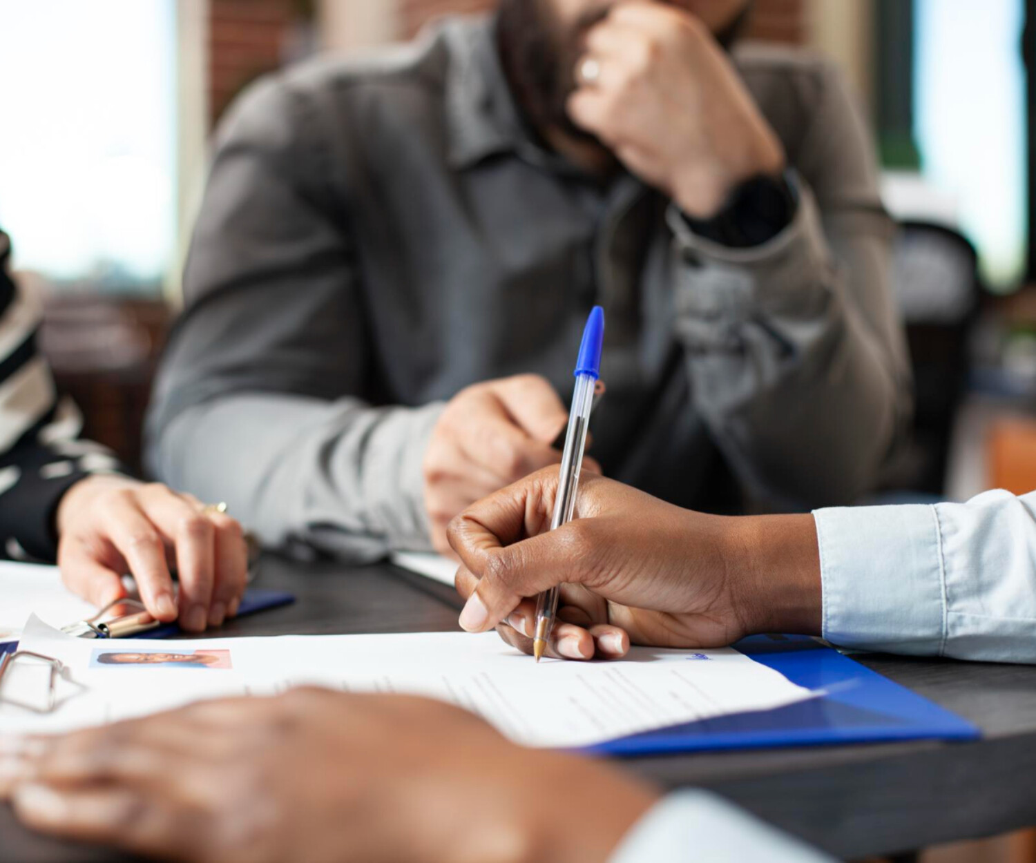 Réunion de recrutement et examen de dossiers de candidature chez altier-avocat en gironde