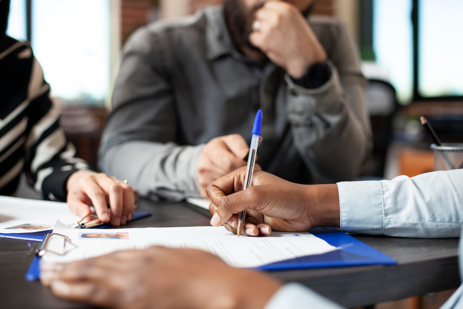 Réunion de recrutement et examen de dossiers de candidature chez altier-avocat en gironde
