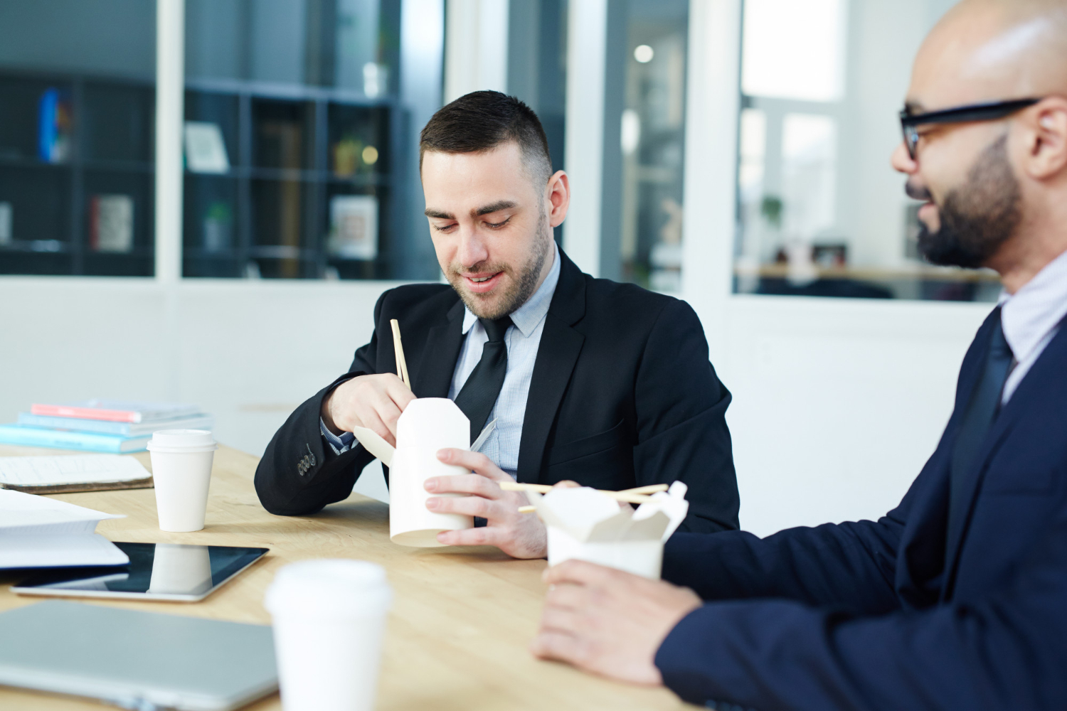 Pause déjeuner entre avocats en costume chez altier-avocat dans un bureau moderne en gironde