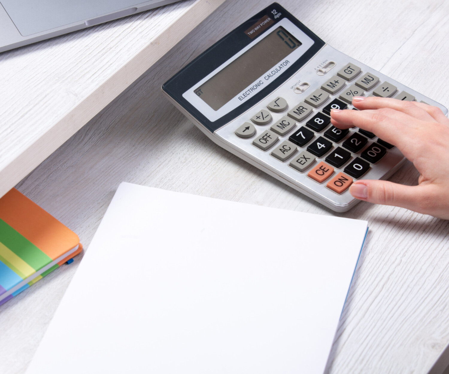 Bureau organisé chez altier-avocat en gironde avec calculatrice, carnet et ordinateur pour le suivi des dossiers