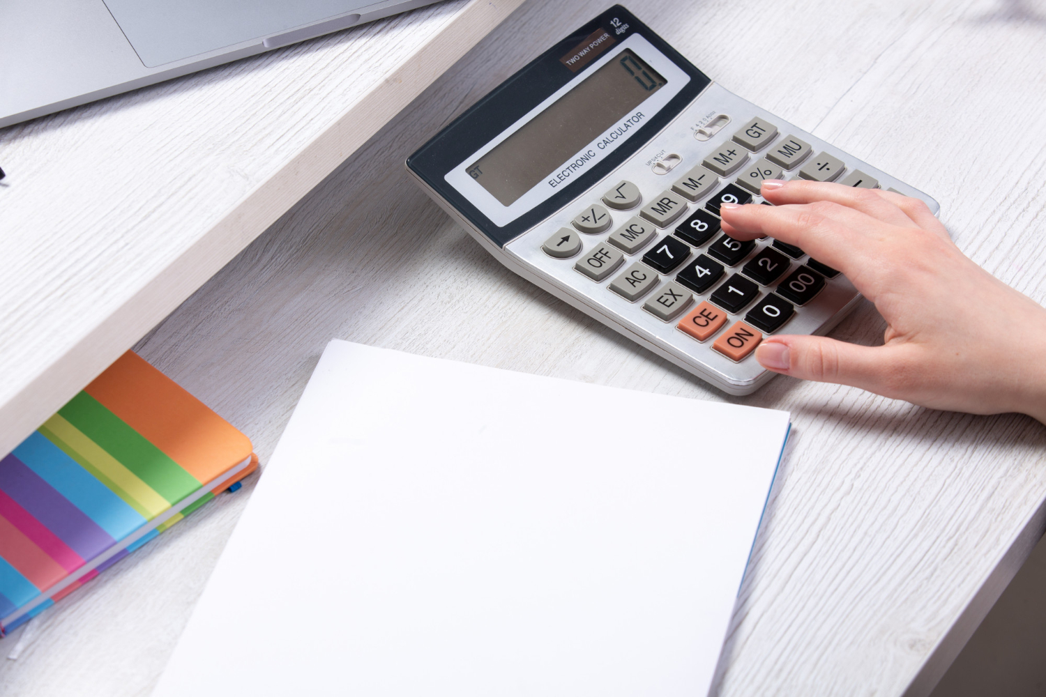 Bureau organisé chez altier-avocat en gironde avec calculatrice, carnet et ordinateur pour le suivi des dossiers