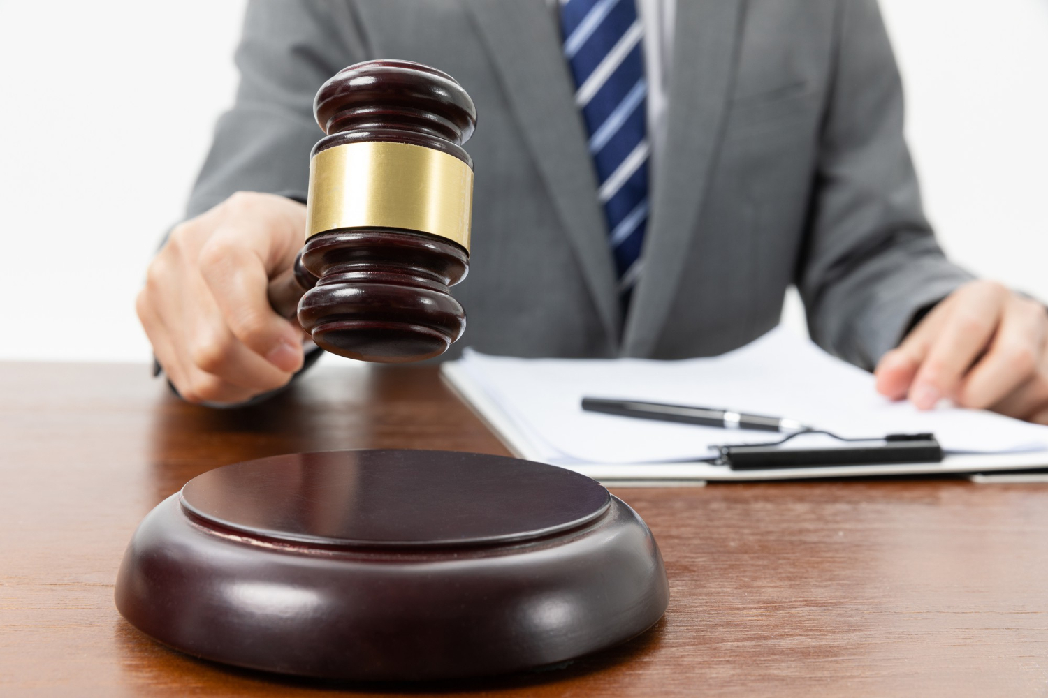 Juge rendant une décision au maillet pour altier-avocat en gironde