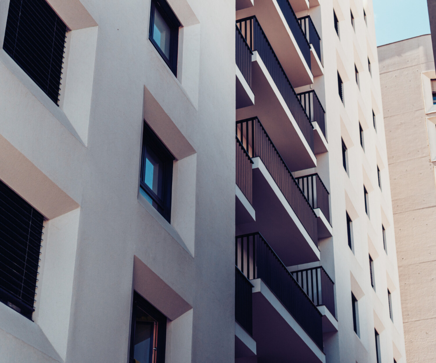 Façades d’immeubles modernes minimalistes, lignes épurées, cabinet altier-avocat en gironde