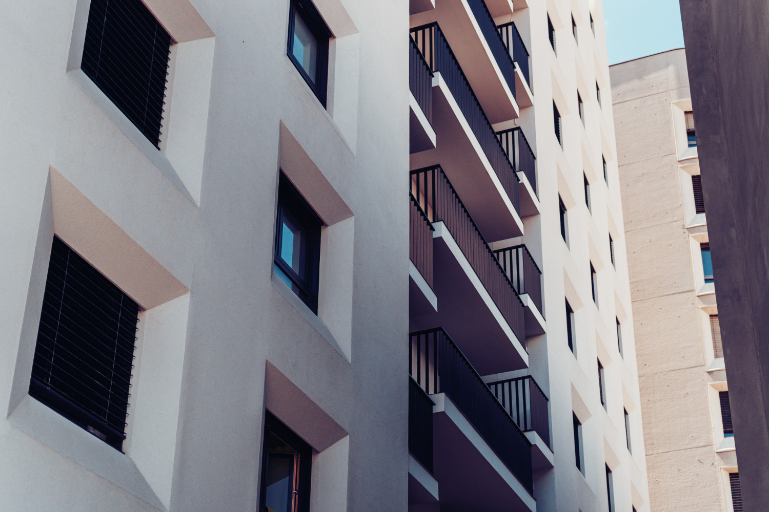 Façades d’immeubles modernes minimalistes, lignes épurées, cabinet altier-avocat en gironde