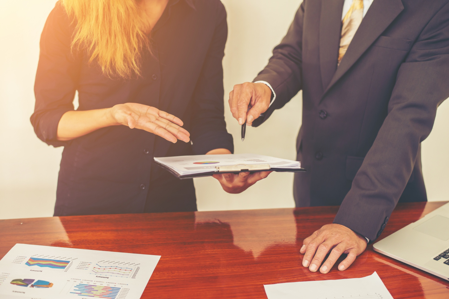 Réunion juridique altier-avocat en gironde, deux collègues analysent des dossiers et graphiques